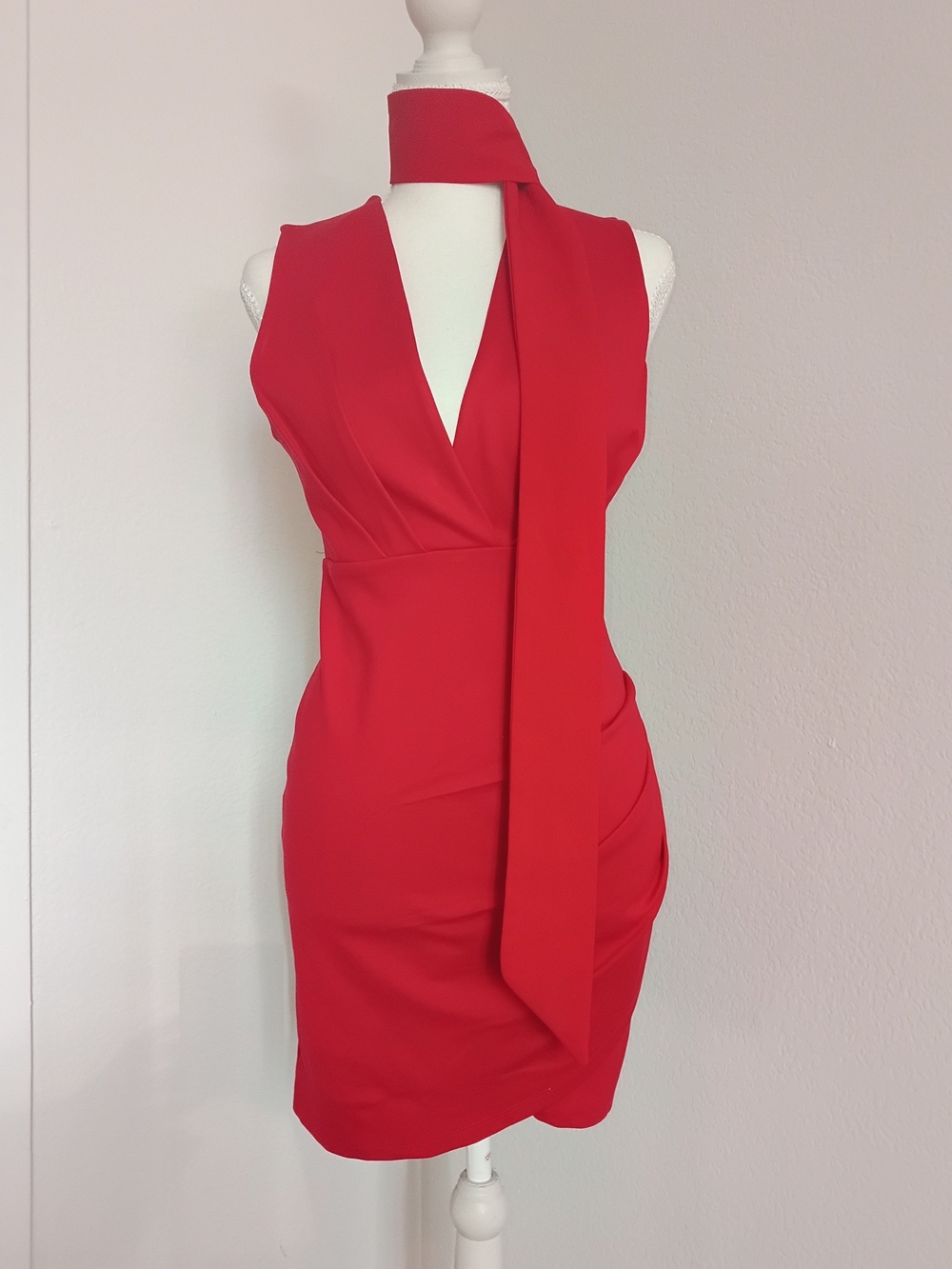 Lulu's Red Sleeveless V-Neck Bodycon Mini Dress Romantic Chic Glam